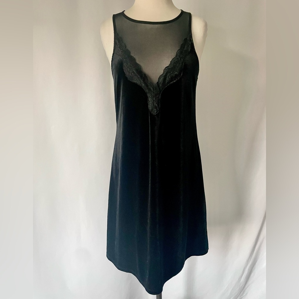 One Clothing Elegant Black Lace Chemise